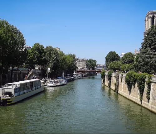 WITH THE FASCINATING VIEW OF SEINE ON QUAI DE MONTEBELLO RIGHT AROUND THE CORNER OF NOTRE DAME