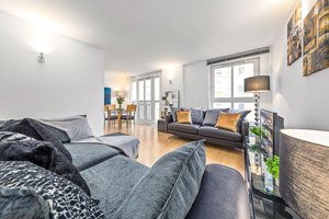 Aldgate East Apartment with rooftop Terrace access