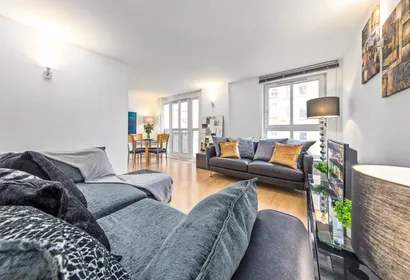 Aldgate East Apartment with rooftop Terrace access
