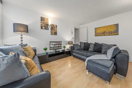 Aldgate East Apartment with rooftop Terrace access