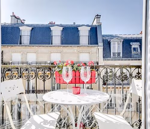 100M2 OF SHEER LUXURY ON TOP FLOOR NEAR AVENUE GEORGE V