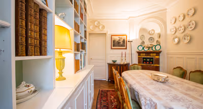 Very quiet and spacious with birds lovely singing in a green yard-Paris Auteuil