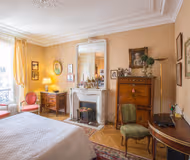 Very quiet and spacious with birds lovely singing in a green yard-Paris Auteuil