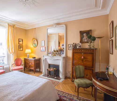 Very quiet and spacious with birds lovely singing in a green yard-Paris Auteuil