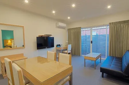 Bay St Serviced Apartment