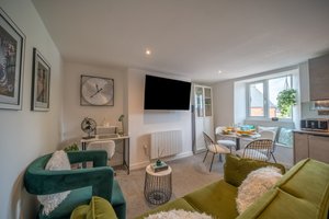 Quaint 2 bed flat, free parking, patio, close to town
