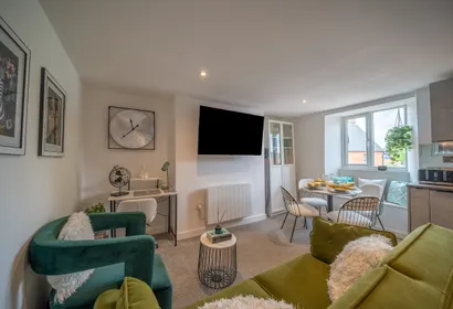Quaint 2 bed flat, free parking, patio, close to town
