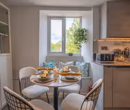 Quaint 2 bed flat, free parking, patio, close to town