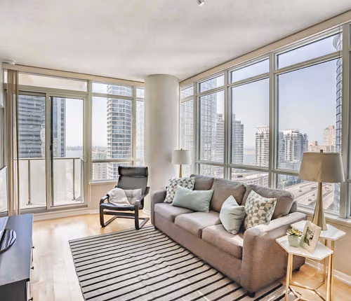 Bremner Blvd Apartment