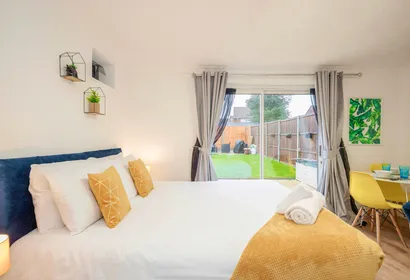 Cosy ground floor studio apartment  w/ parking