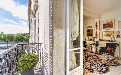 Holiday retreat in Champs Elysées, Paris