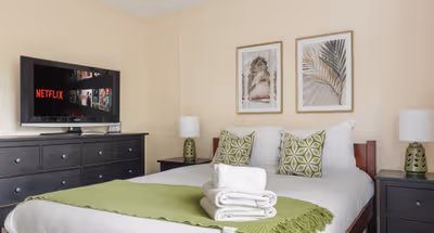 Cosy Cedar House Flat w Skyline Canary Wharf Views