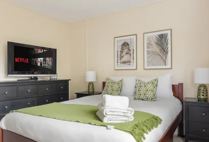 Cosy Cedar House Flat w Skyline Canary Wharf Views