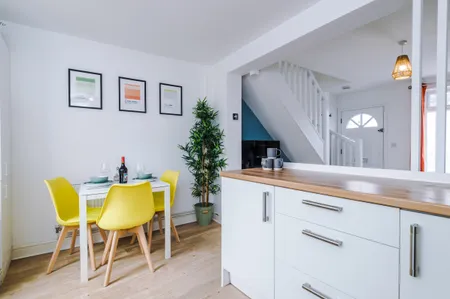 Stylish Home, incredible Location, Sleeps 5!