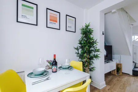 Stylish Home, incredible Location, Sleeps 5!