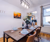NEW! Spacious & Stylish home, City centre, Sleep 4