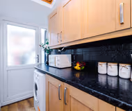NEW! Spacious & Stylish home, City centre, Sleep 4