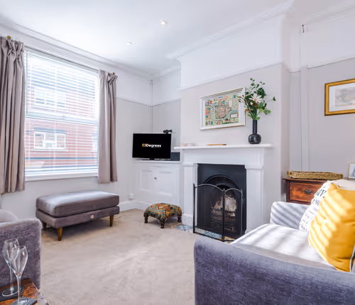NEW! Spacious & Stylish home, City centre, Sleep 4