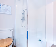 NEW! Spacious & Stylish home, City centre, Sleep 4