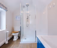 NEW! Spacious & Stylish home, City centre, Sleep 4