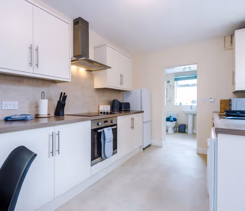 Modern apartment, ideal for business, sleeps 3!