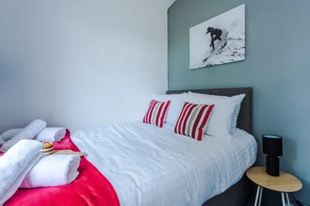 Modern 4-Bed House in Crewe | 53 Degrees Property | Ideal for workers | Long-term discounts - Sleeps 8