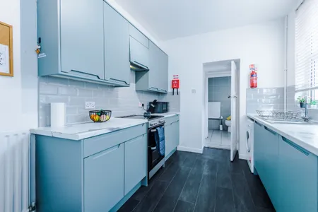 Spacious 3-Bed House in Stoke Ideal for Business | Long-term discounts - Sleeps 7