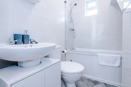 3BR Cosy Home: Parking