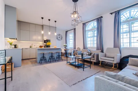 New! Stylish City-Centre Flat w/parking, Sleeps 4!