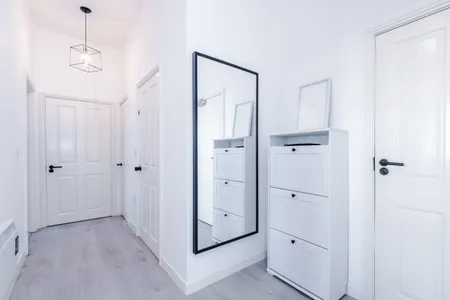 New! Stylish City-Centre Flat w/parking, Sleeps 4!