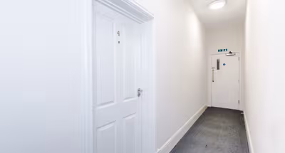 New! Stylish City-Centre Flat w/parking, Sleeps 4!