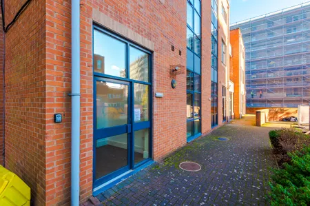 New! Stylish City-Centre Flat w/parking, Sleeps 4!