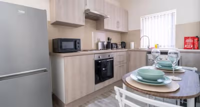 Fully equipped kitchen at 15 Cardiff Road Flat 4