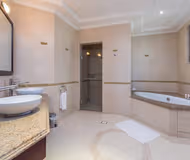 Chic 5-BR Villa @ Frond E, Palm Jumeirah