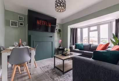 Hollywood London E4 3 Bed