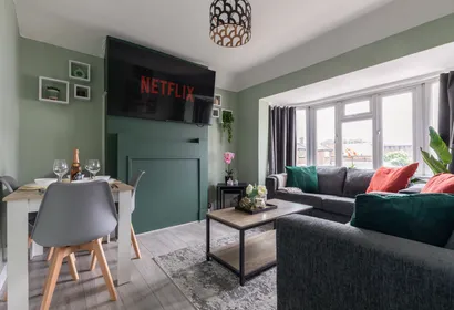 Hollywood London E4 3 Bed