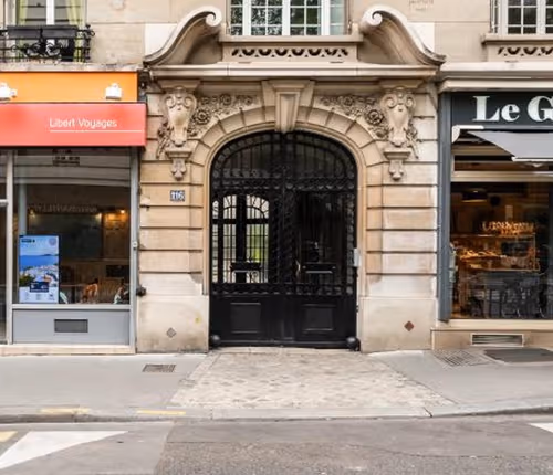 Discover the charm of Parisian life in this bright and well-appointed apartment, nestled in the heart of the 17th arrondissement of Paris