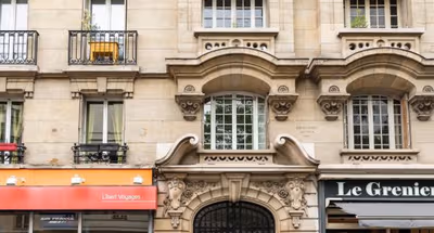 Discover the charm of Parisian life in this bright and well-appointed apartment, nestled in the heart of the 17th arrondissement of Paris