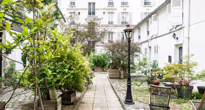 Discover the charm of Parisian life in this bright and well-appointed apartment, nestled in the heart of the 17th arrondissement of Paris