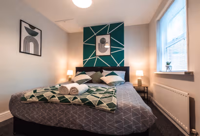 4 Bed, Sleeps 8, Free Parking, Close to City