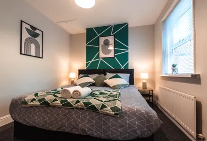 4 Bed, Sleeps 8, Free Parking, Close to City