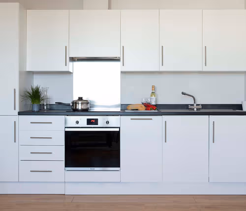 Fully equipped kitchen in Studio apartment at HQ Aparthotel Farnborough