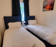 Garland Big 4 Bedroom House with Garden And Parking, Finchley 2