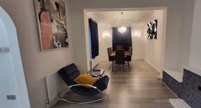 Garland Big 4 Bedroom House with Garden And Parking, Finchley 2