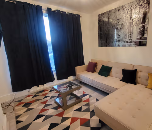 Garland Big 4 Bedroom House with Garden And Parking, Finchley 2