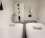 Garland Big 4 Bedroom House with Garden And Parking, Finchley 2