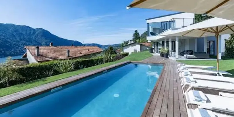 ADMIRE THE FANTASTIC VISTAS OVER LAKE COMO