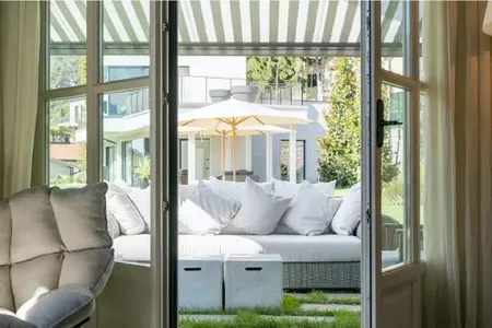 ADMIRE THE FANTASTIC VISTAS OVER LAKE COMO