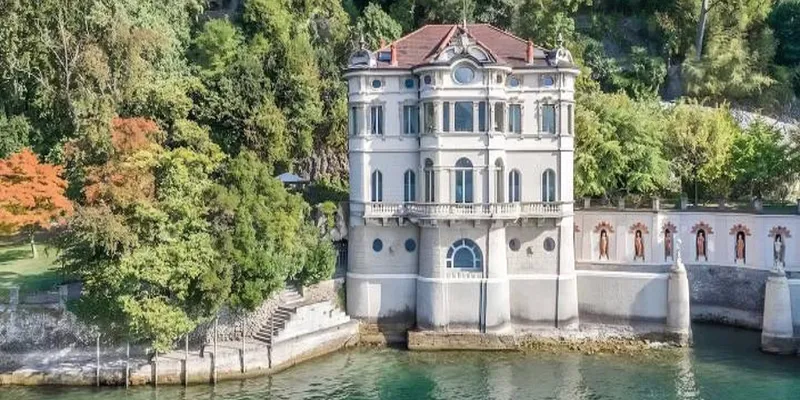 HISTORIC SEVEN-BEDROOM VILLA WITH SPECTACULAR DESIGN AND IDYLLIC VIEWS