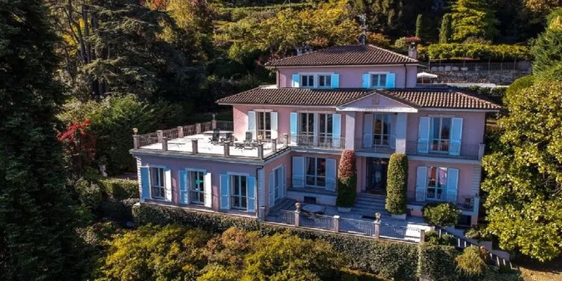 ALL-ENCOMPASSING LUXURY VILLA WITH MAGICAL EXQUISITE VIEWS OF LAKEMAGGIORE